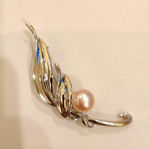 Pearl brooch